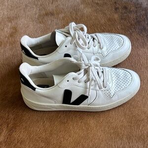 Veja v-10 sneakers size 6 EUR 37  White and Black Casual Sneakers unisex